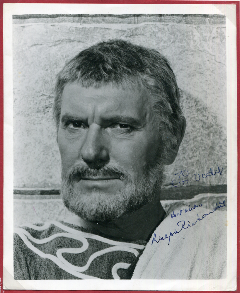 RICHARDSON, RALPH 1902-83 (English actor) black & white vintage photograph signed in blue fountain pen